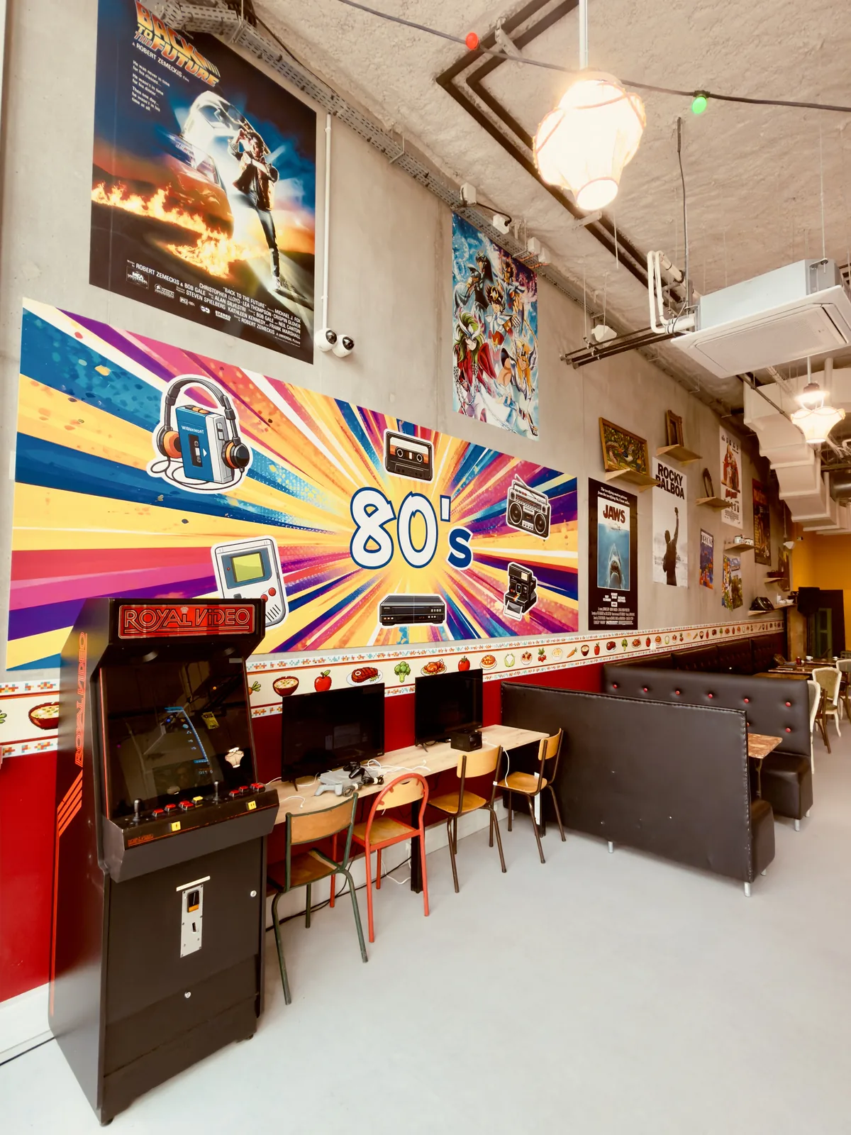 Mur décor années 80 — arcade, bornes et banquette